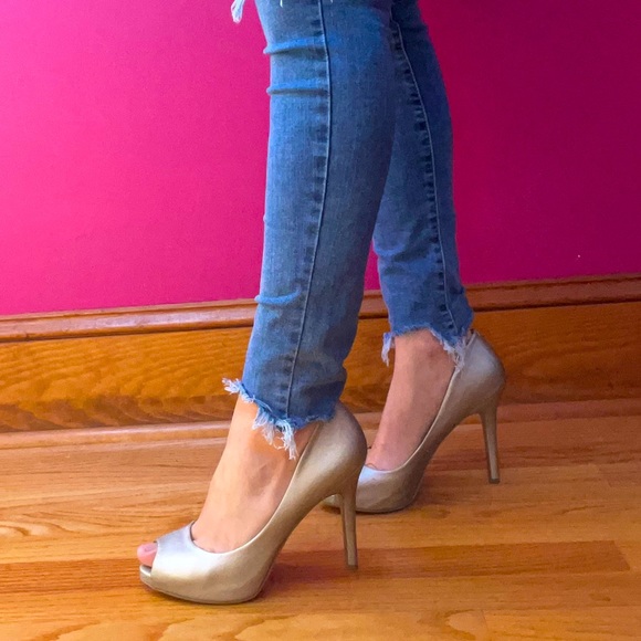 Peep toe, champagne stilettos - Picture 2 of 11